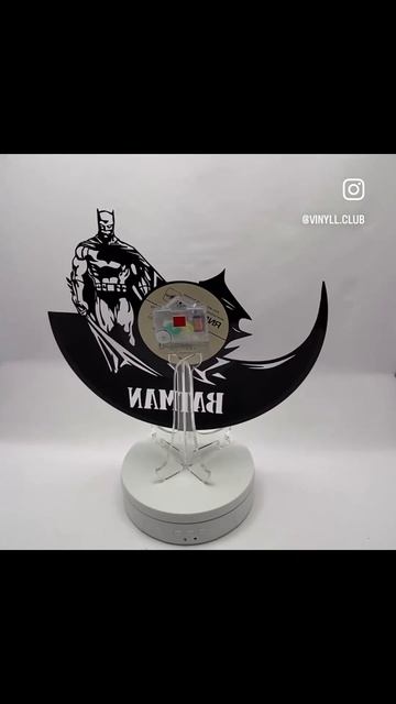 Часы из винила с изображением Бэтмена.