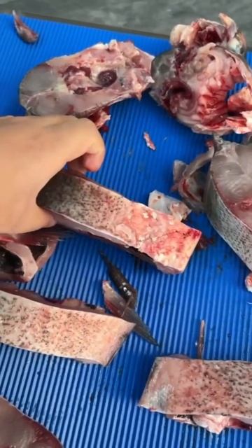 Нарезка целой рыбы #shorts #рыба #мясо #морепродукты #наре? смотреть онлайн