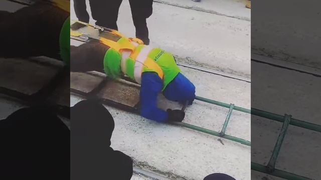 Мировой рекорд! Девушка тянет за собой 2 трамвая весом смотреть онлайн