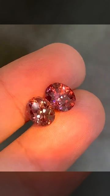 Пара гранатов, меняющих цвет, 8,15 карат (общий вес), Танз смотреть онлайн