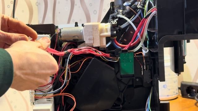 Miele 6560. Огляд конструкції і повний розбір кавомашини. смотреть онлайн