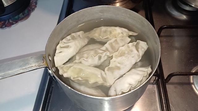 ПОСАДИЛИ ОБРАБОТАННУЮ КАРТОШКУ/КАКИЕ УДОБРЕНИЯ ИСПОЛЬЗУЕМ/ПООБЕДАЛИ ДАМПЛИНГАМИ/СДЕЛАЛИ КУХНЮ смотреть онлайн