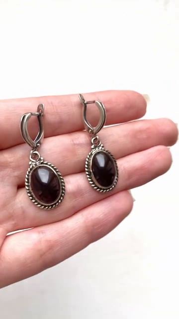 Серьги с гранатом красным овальные на руке #shorts смотреть онлайн