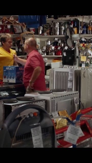 ЖЕНЕ МАЙОРА ПРОДАЛИ НЕРАБОТАЮЩИЙ ПЫЛЕСОС #shorts #kino #фил? смотреть онлайн