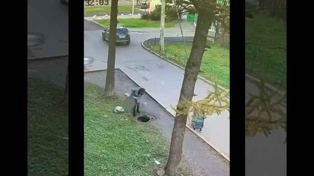 Ребёнок провалился в люк