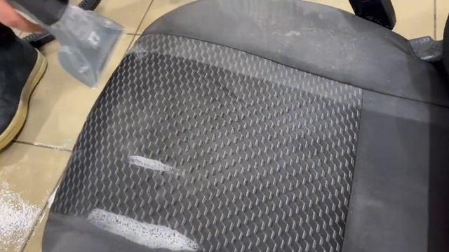 Химчистка салона автомобиля моющим пылесосом Karcher Puzzi