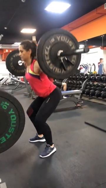 ДЕВУШКА ПРИСЕДАЕТ С ТЯЖЕЛЕННОЙ ШТАНГОЙ смотреть онлайн