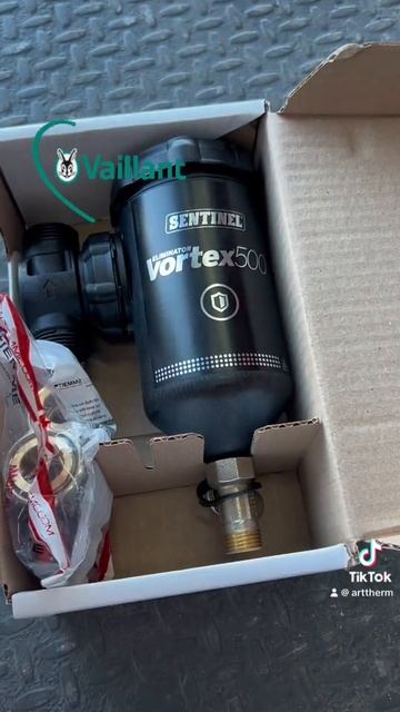 Посилка від Vaillant: сепаратор шламу Vortex 500 та інгібітори смотреть онлайн