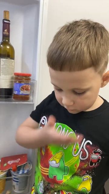 КИРЮК НЕ МОЖЕТ ЗАКРЫТЬ ХОЛОДИЛЬНИК… что то ему мешает