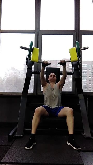 Жим на плечи в тренажере. Фитнес. Упражнение на плечи. ? смотреть онлайн