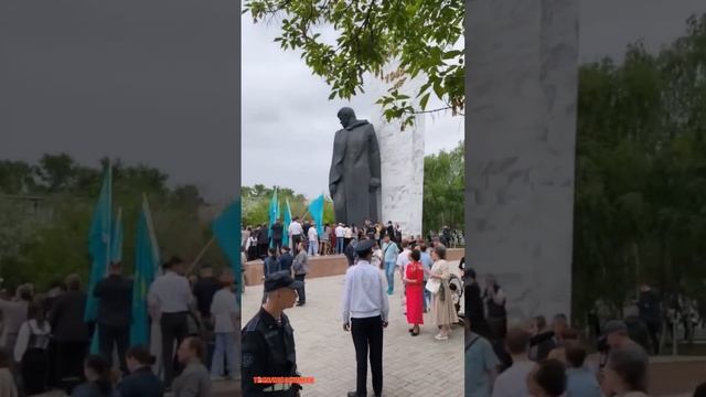 В Темиртау убрали цветы у монумента Неизвестного Солдата смотреть онлайн