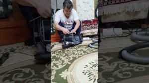 чиним пылесос Электролюкс. сломалось колёсико. оно не