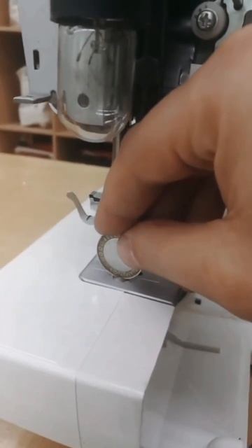 Лайфхак как открутить винты на игольной пластине в шв?