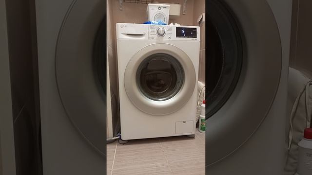 Стиральная машина LG 9 kg мы стираем куртки на Тëмные тка смотреть онлайн