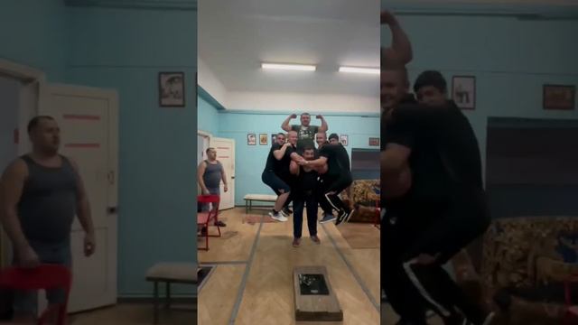 Халаджи на плечах 423 кг. 5 человек живого веса #атлетыпр смотреть онлайн