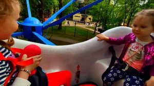 Джо катается на ЛЕБЕДЯХ В ПАРКЕ