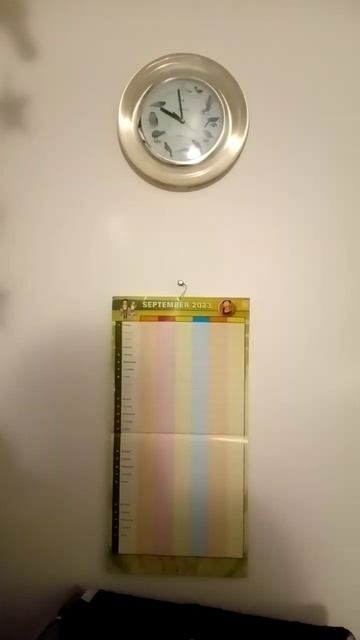 Часы и календарь весит на стене в комнате 6.