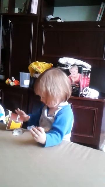 Как научить ребенка пользоваться ложкой смотреть онлайн