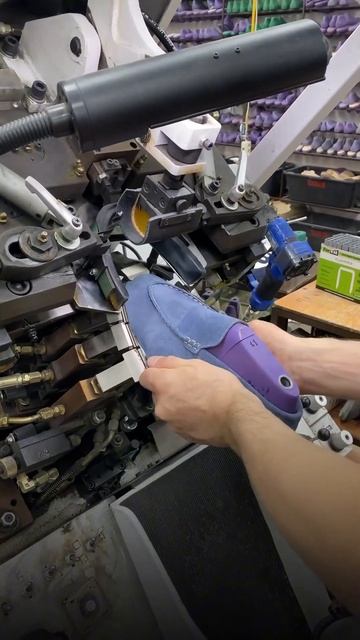 Процесс затяжки носочной части #цех #затяжканосчнойча