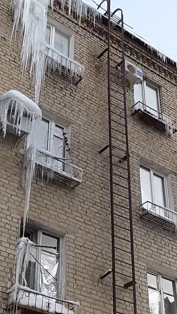 Гигантские сосульки в Саратове смотреть онлайн