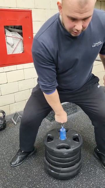 Подъем средним пальцем за карабин 8 мм вес 71,5 кг. смотреть онлайн