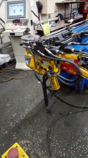 Гнёт трубу в кольцо смотреть онлайн