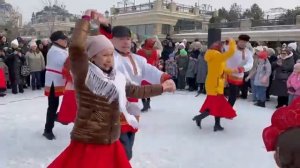Вася Василек на масленице. Танцует группа Империал. На