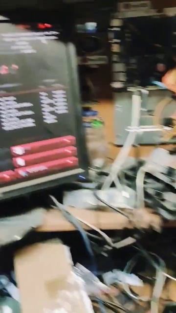 Много кулеров, и с виду комп богатый. Но почему-то в нем смотреть онлайн