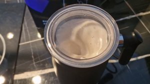 Готовлю кофе с капучинатором Kitfort KT-785.