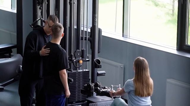 МАЛЫШ-СИЛАЧ притворился НОВИЧКОМ в ЗАЛЕ | ПРАНК | РЕАКЦ смотреть онлайн