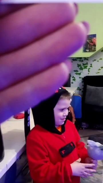 Ребёнок изображает чайник