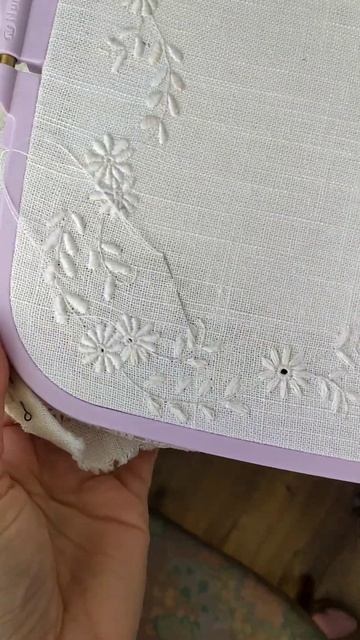 Вышивка наволочки белой гладью с мережкой. #embroidery #handemb