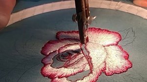 Вышивка розы художественной гладью на швейной машине.