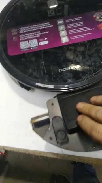 Я такого ещё не видел. Робот пылесос с жалобой, плохо у?