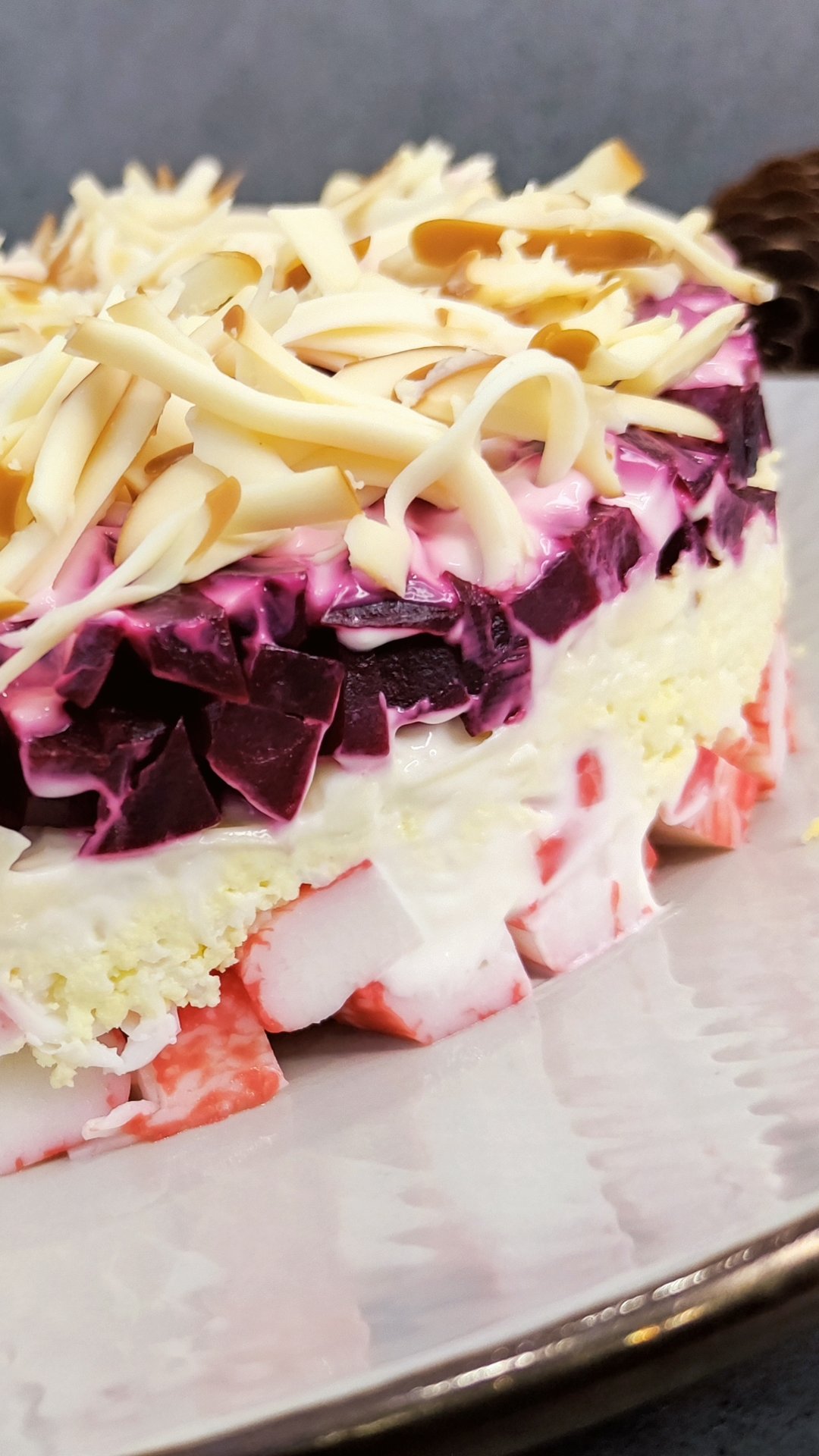 Салат Карнавал. Рецепт салата с крабовыми палочками и свёклой. Слоёный салат. #shorts смотреть онлайн