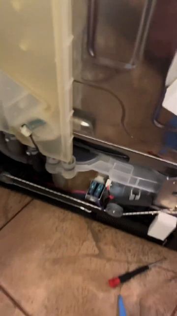 Посудомойка сломалась? Вся посуда белая? Есть решение! смотреть онлайн