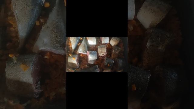Запекаю скумбрию в духовке с луком и морковью, с марин? смотреть онлайн