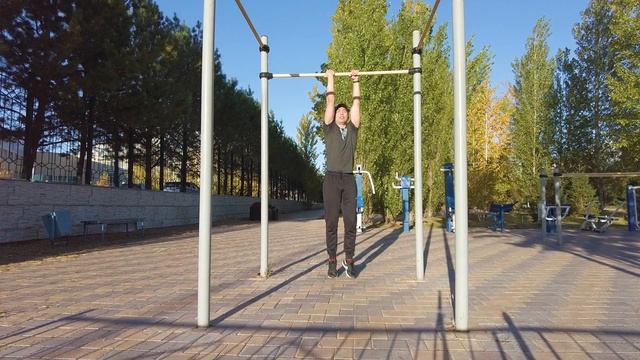 КАК НАУЧИТЬСЯ ПОДТЯГИВАТЬСЯ НА ОДНОЙ РУКЕ ЗА 2 ШАГА смотреть онлайн