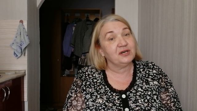 Сходила в фиксик... На улице на меня напала сотрудница из Fix Price.Пыталась мою сумку обыскать.