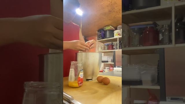 Этап #1 Разделил белки от желтков и добавил в миксер смотреть онлайн