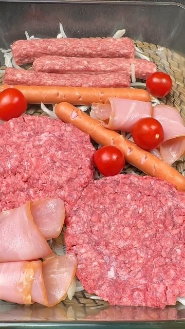 🥩 Мясо на дощечке с Огоньком! 🔥| #мясо #сосиски #еда #р? смотреть онлайн