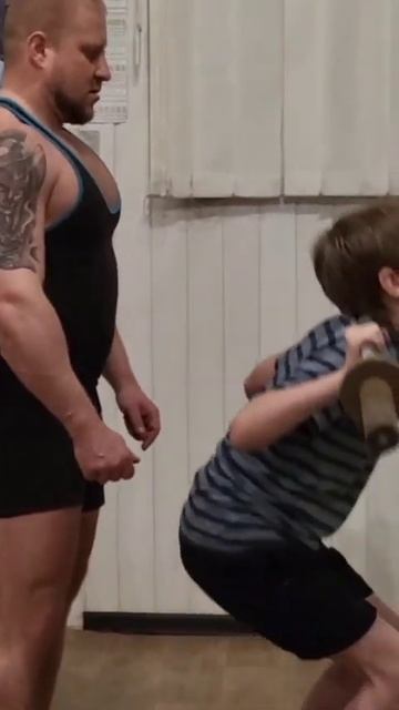 Дима Чмарак приседает 19 кг на 13 повторений. Вес 47 кг. Но смотреть онлайн