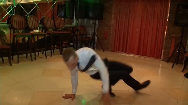 Свидетель на свадьбе танцует брейк данс за туфельку невесты! смотреть онлайн