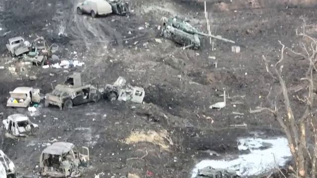 Кадры «дороги смерти», ведущей в Бахмут, с уничтоженной украинской автомобильной и бронетехникой смотреть онлайн