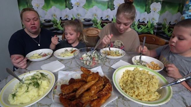 мукбанг. домашние стрипсы, пюрешка и салат смотреть онлайн