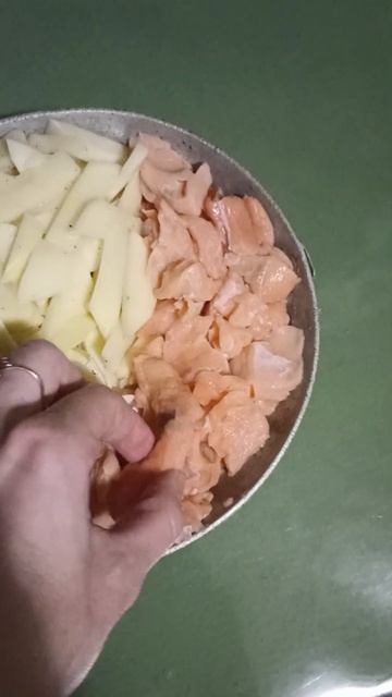 Вечеря Артема#риба#обрізка #лосось #шматочки#картопля смотреть онлайн