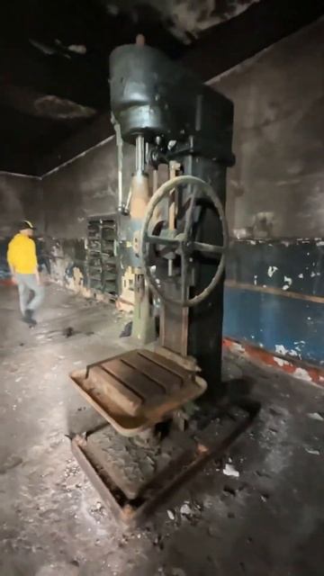 Швейная машинка на максималках. Тяжелая , поэтому еще ? смотреть онлайн