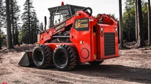 Вид из кабины, органы управления и движение на мини-погрузчике Bomrobot