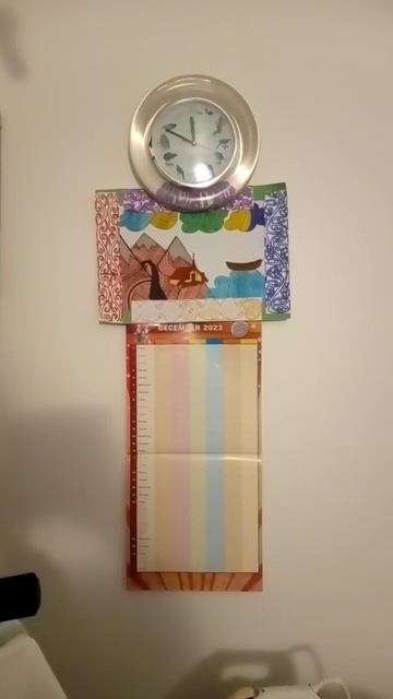 Часы и календарь весит на стене в комнате 81.