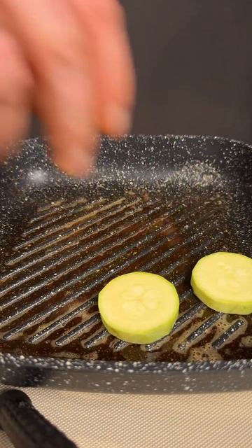 Вкусная курочка с овощами и соусом за 10 минут! смотреть онлайн